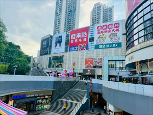 商場(chǎng)外墻廣告巨幅是什么材質(zhì)？