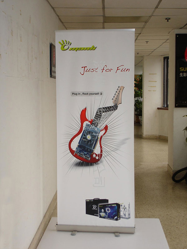 易拉寶設(shè)計時需要注意哪些事項？