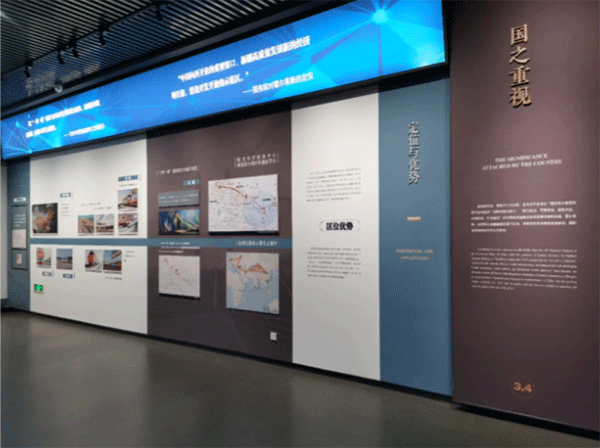 宣絨布加極窄型材展板，亞克力立體字