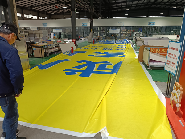 網(wǎng)格布噴繪效果怎么樣？制作工藝要點(diǎn)核心優(yōu)勢